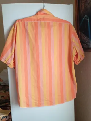 Camisa de rayas naranja y rosa