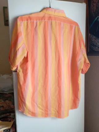 Camisa de rayas naranja y rosa