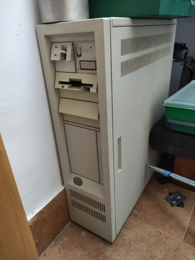 Vecchio Computer IBM Beige