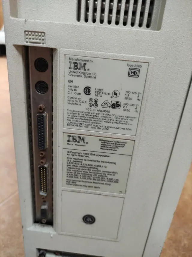 Vecchio Computer IBM Beige