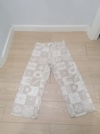 Pantalón vaquero estampado beige y blanco