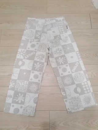 Pantalón vaquero estampado beige y blanco