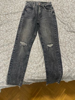 Pantalones vaqueros grises rotos