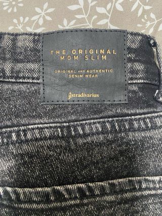 Pantalones vaqueros grises rotos