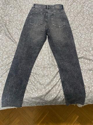 Pantalones vaqueros grises rotos