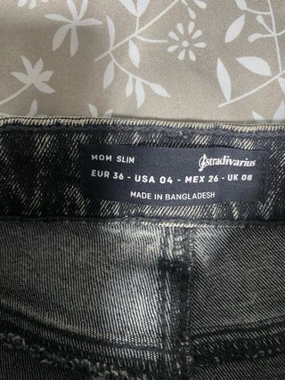 Pantalones vaqueros grises rotos