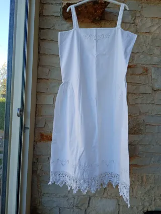 Antica sottoveste in puro cotone ricamata a mano