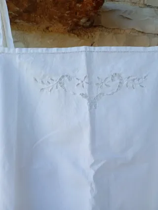 Antica sottoveste in puro cotone ricamata a mano