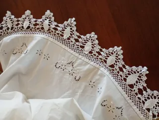 Antica sottoveste in puro cotone ricamata a mano