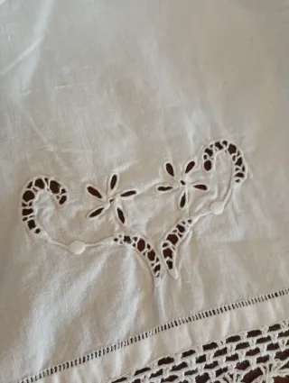 Antica sottoveste in puro cotone ricamata a mano