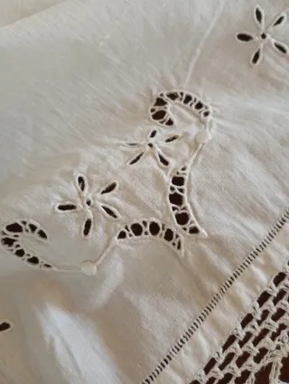 Antica sottoveste in puro cotone ricamata a mano