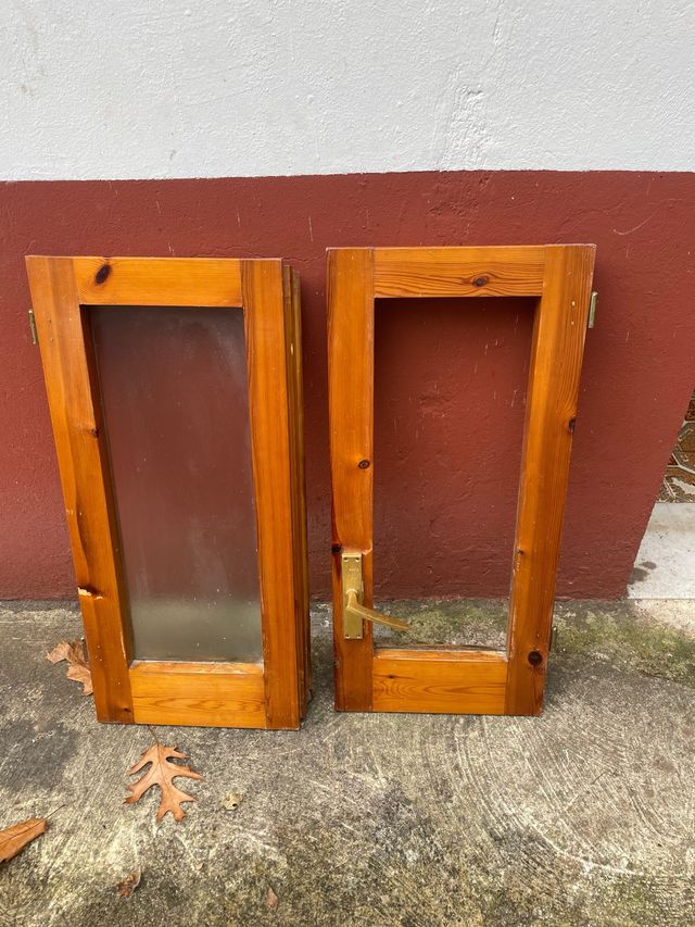 Preciosa ventana pequeña de 2 hojas madera tela