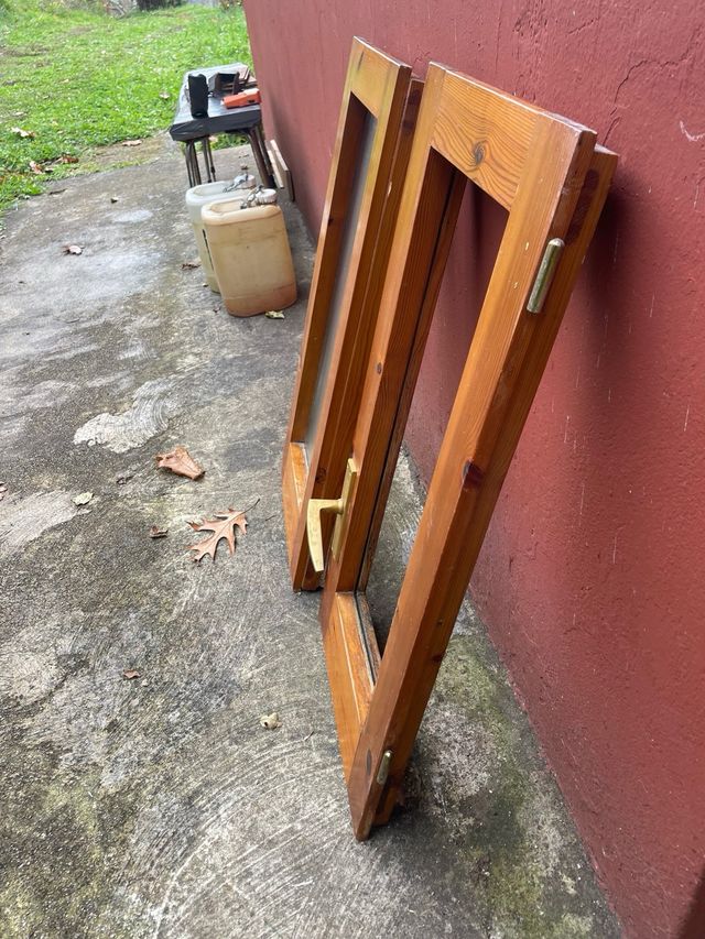 Preciosa ventana pequeña de 2 hojas madera tela