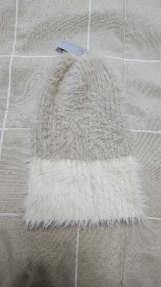 Gorro de invierno mujer beige y blanco