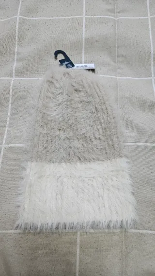 Gorro de invierno mujer beige y blanco