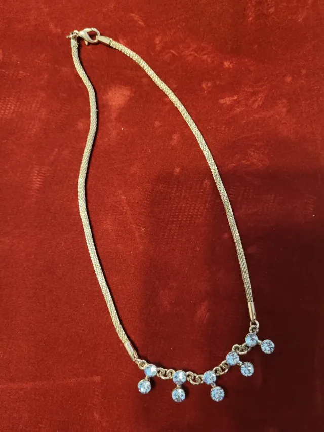 Collare di bijouterie con ciondoli blu