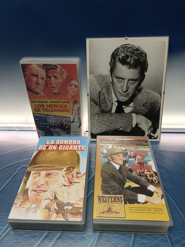 vhs, 3 películas especial Kirk douglas + retrato en marco