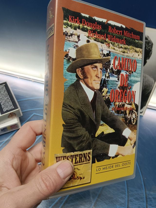 vhs, 3 películas especial Kirk douglas + retrato en marco