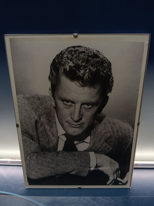 vhs, 3 películas especial Kirk douglas + retrato en marco