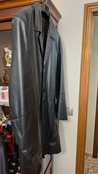 Abrigo de cuero negro