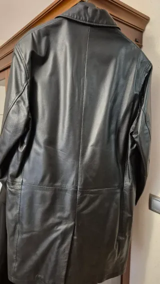 Abrigo de cuero negro