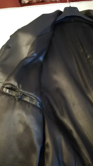 Abrigo de cuero negro