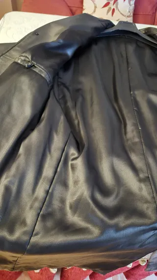 Abrigo de cuero negro