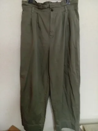 Pantalón kaki con pinzas