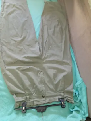 Pantalón kaki con pinzas