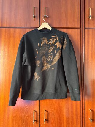 Sudadera negra con estampado de hojas