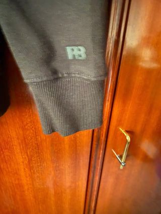 Sudadera negra con estampado de hojas