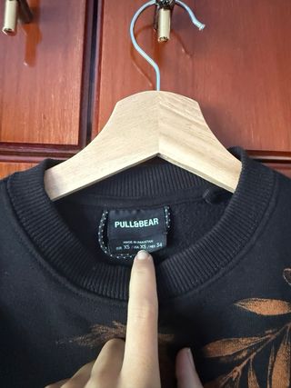 Sudadera negra con estampado de hojas