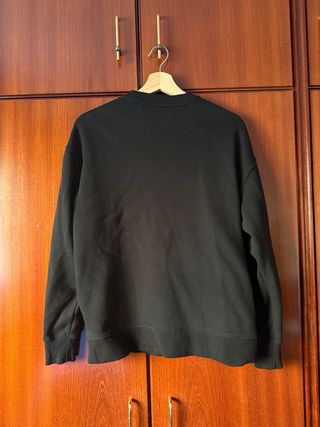 Sudadera negra con estampado de hojas