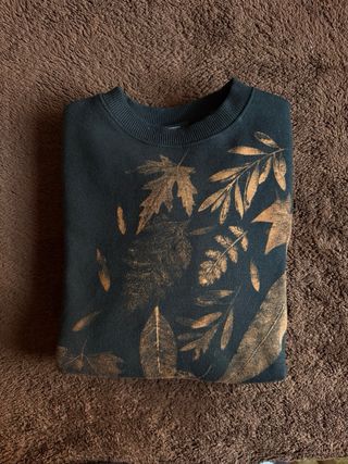 Sudadera negra con estampado de hojas