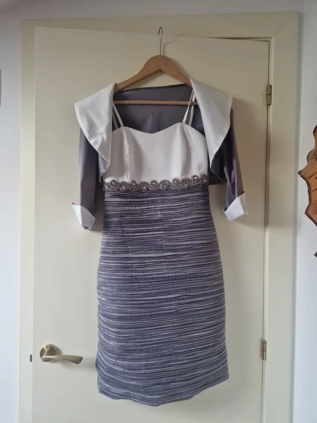 Vestido gris/blanco y chaqueta