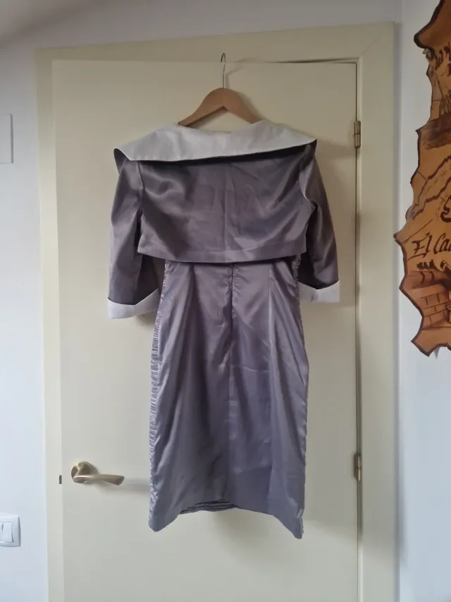 Vestido gris/blanco y chaqueta