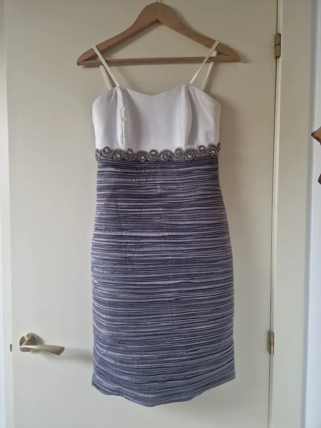 Vestido gris/blanco y chaqueta