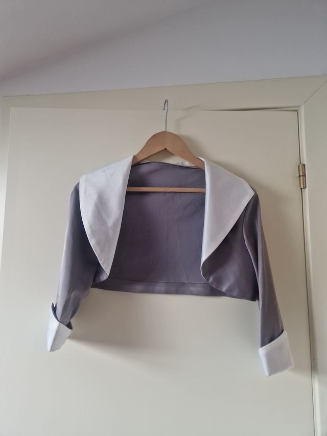 Vestido gris/blanco y chaqueta