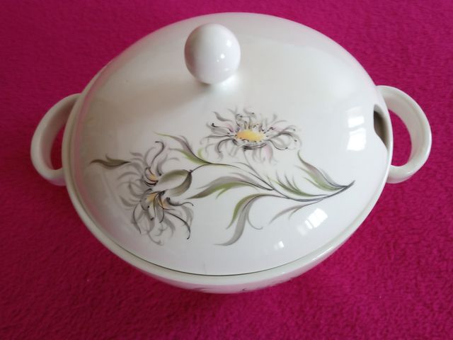 Sopera de porcelana con flores