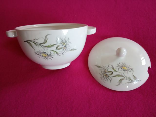 Sopera de porcelana con flores