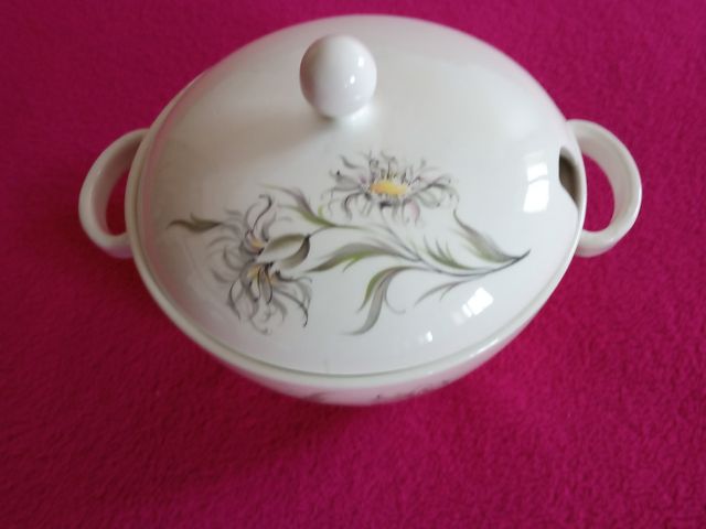 Sopera de porcelana con flores