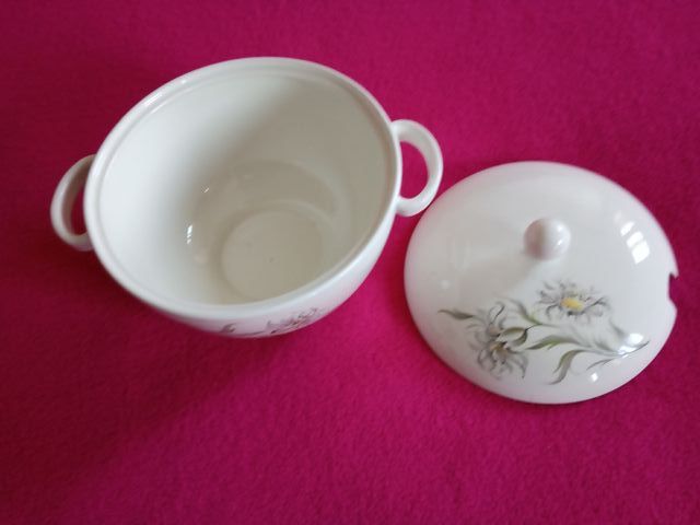 Sopera de porcelana con flores