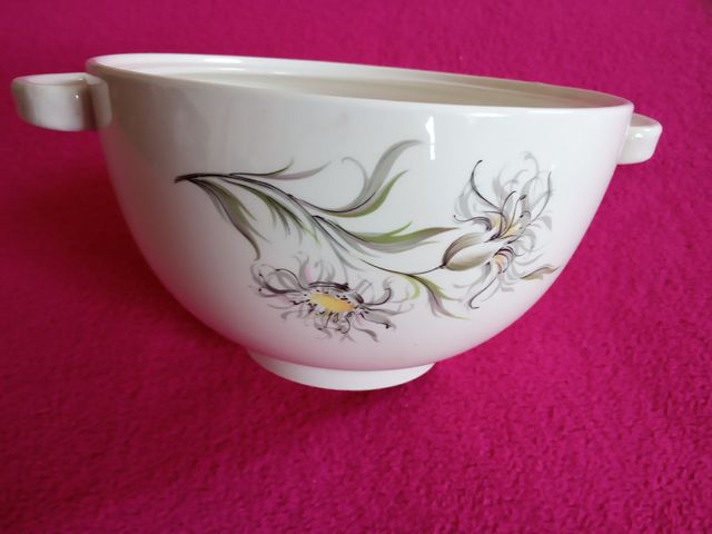 Sopera de porcelana con flores