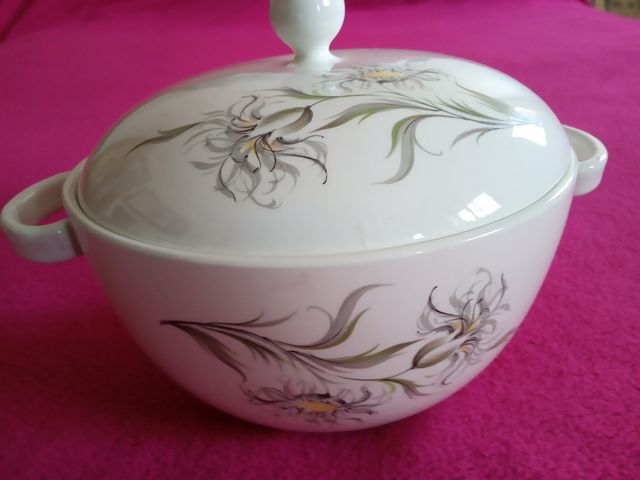Sopera de porcelana con flores