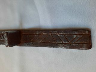 Cerrojo antiguo hierro forjado con dibujo lineal