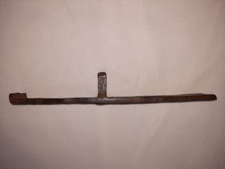 Cerrojo antiguo hierro forjado con dibujo lineal