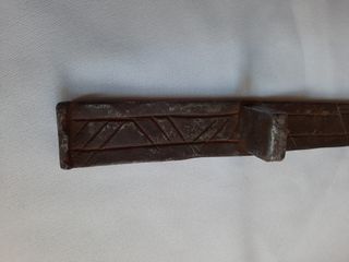 Cerrojo antiguo hierro forjado con dibujo lineal