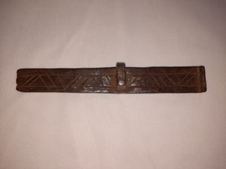 Cerrojo antiguo hierro forjado con dibujo lineal