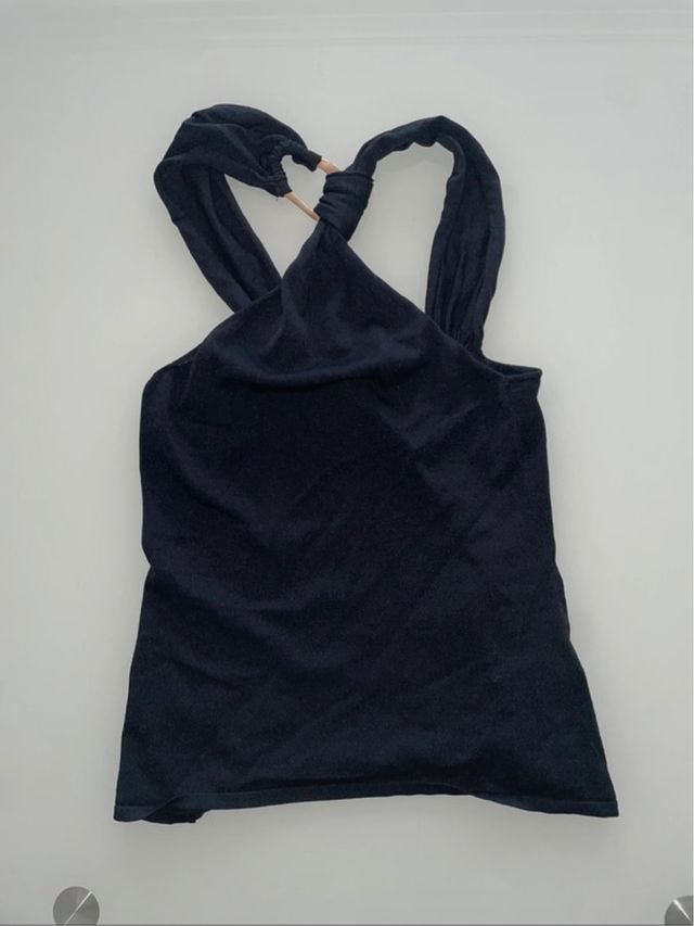Top negro Zara con detalle de anilla