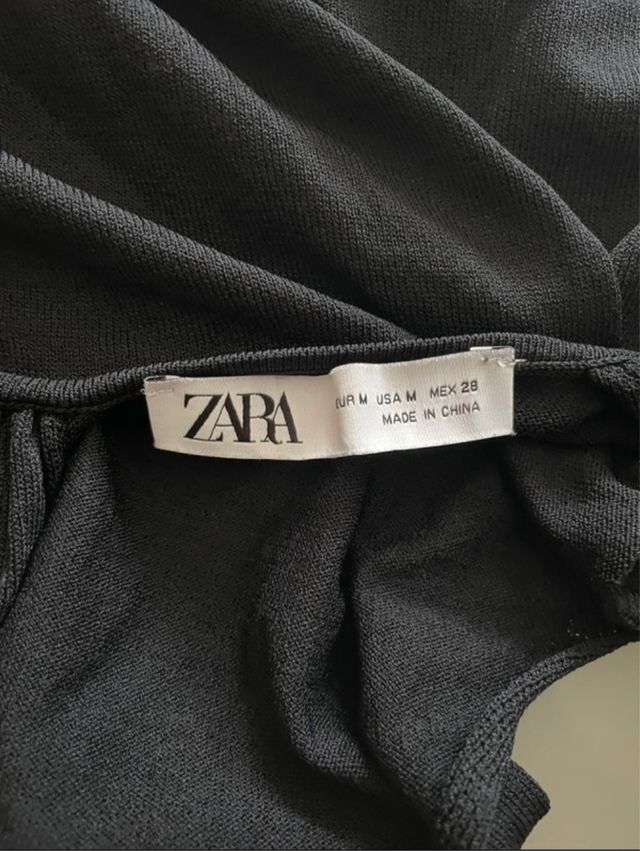 Top negro Zara con detalle de anilla